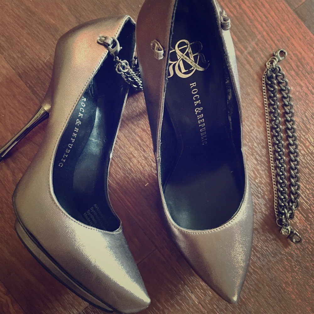 ROCK & REPUBLIC metallic leather chain heels